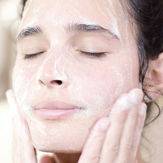 Alpun Beauty model using clean beauty face wash